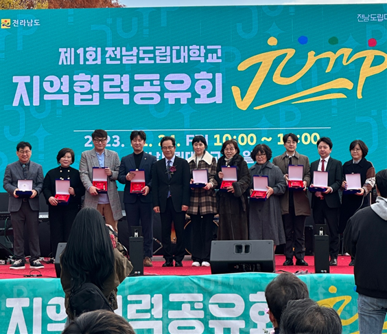 우수가족회사 시상식 사진.png
