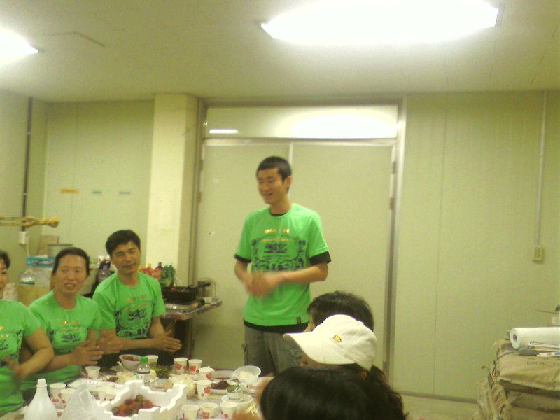 박수치며 부른다.jpg