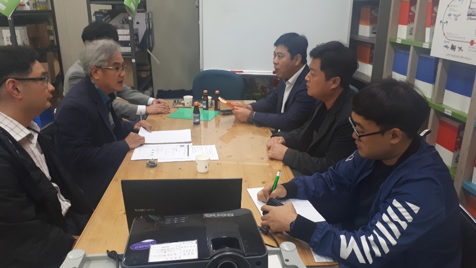 (주)케이디에이 회의사진1.jpg