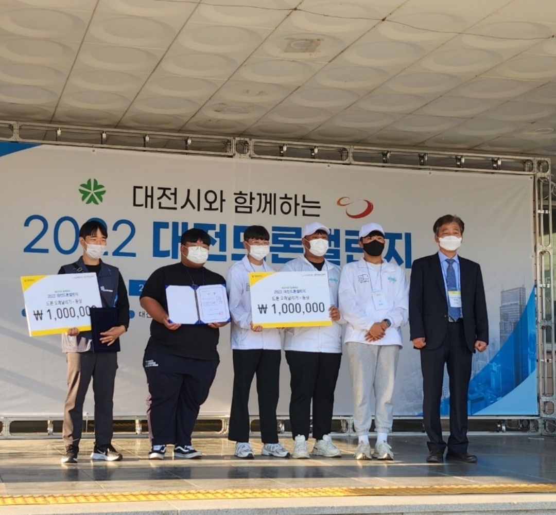 드론오래날리기대회-단체사진.jpg
