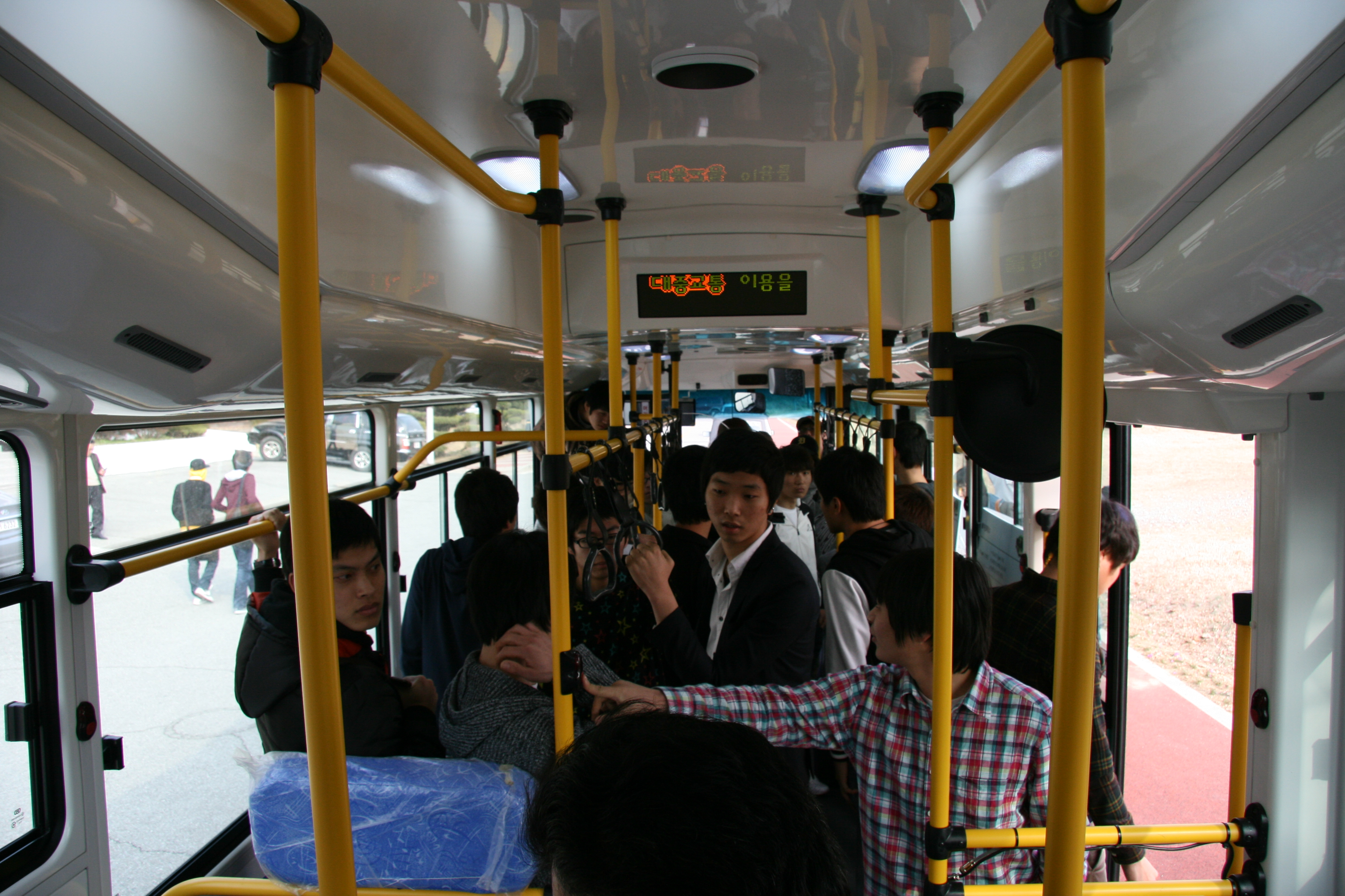 자량내부 구조를 자세하게 관찰하고 있는 모습.JPG