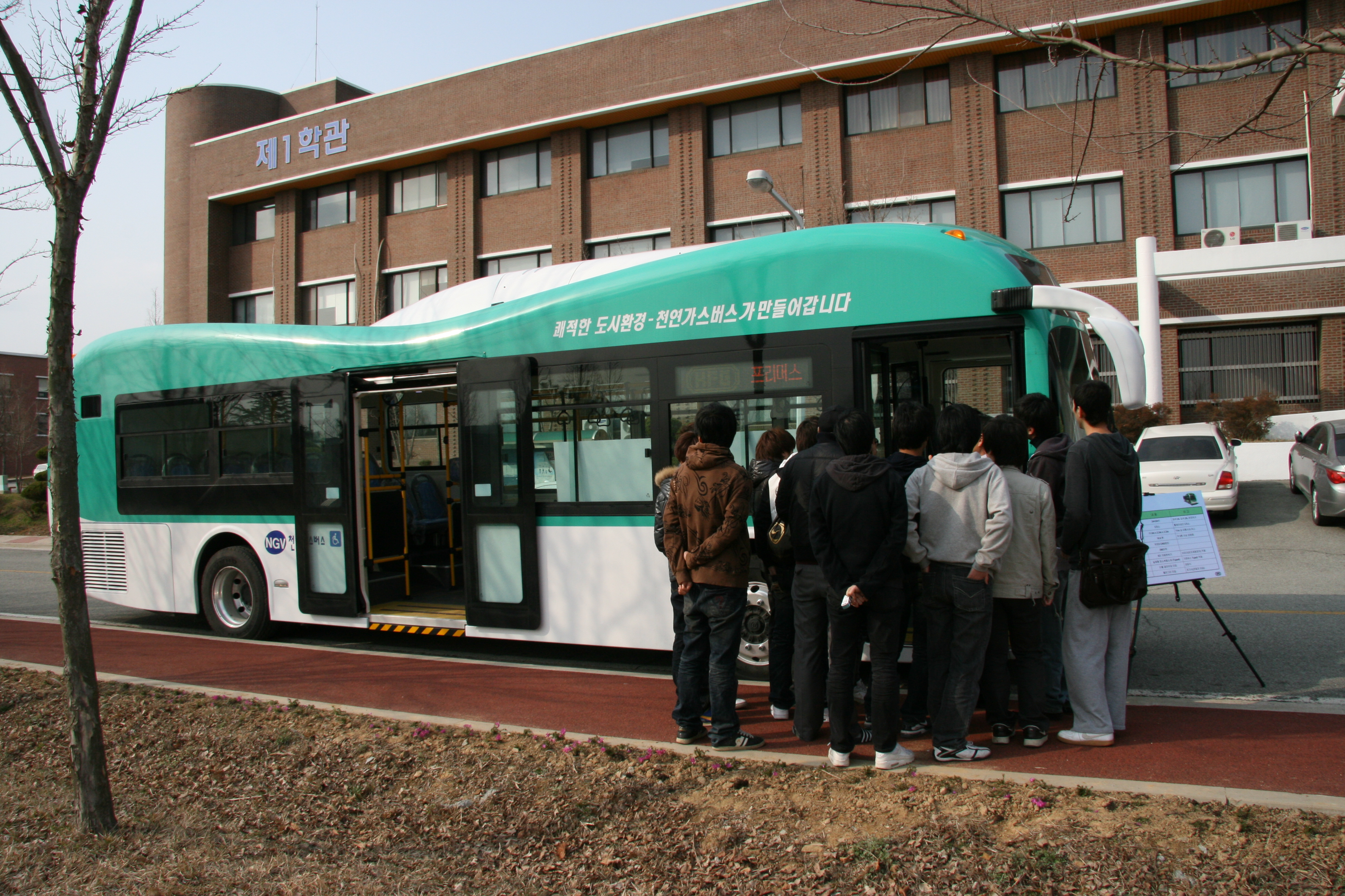 각종 첨단 장비에 대해 설명을 듣고 있다.JPG