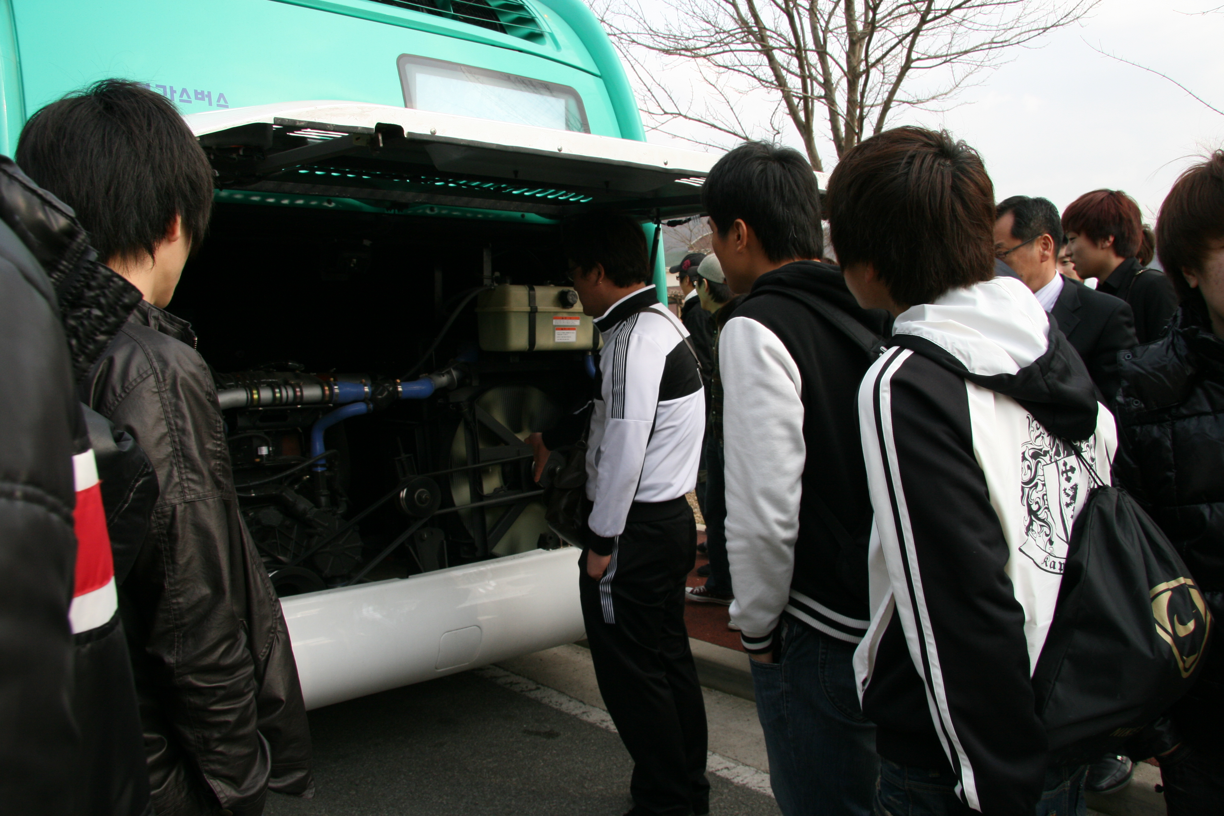 천연가스엔진구조에 대해 설명듣고 있음.JPG