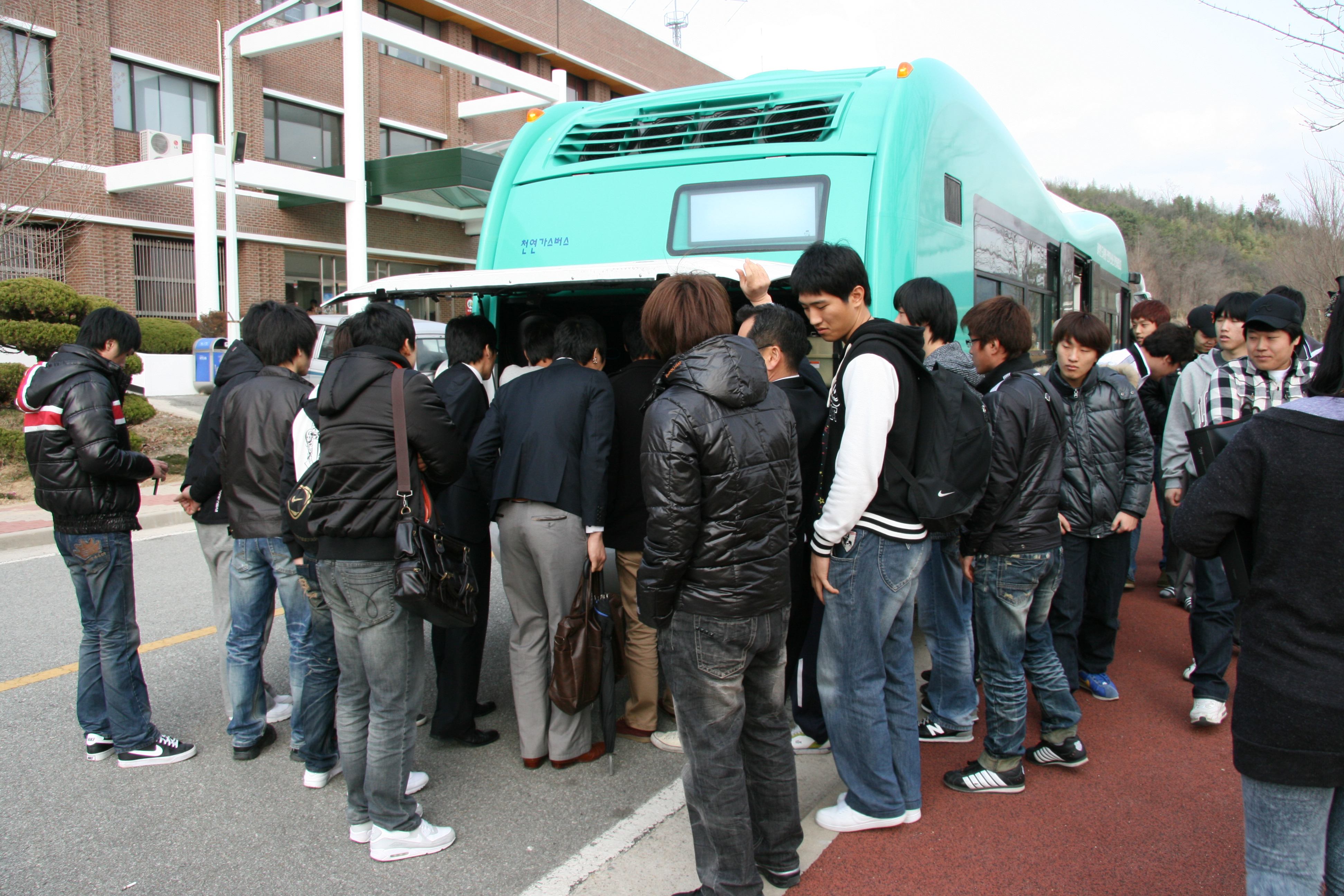 와따~ 엔진룸 넓네.JPG